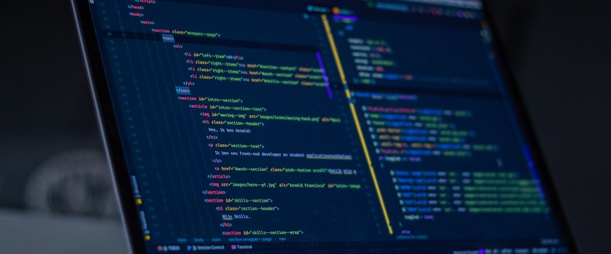 Spektrum zwischen Code-First und No-Code mit Visual-First als Brücke in der Mitte